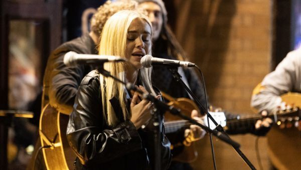 'Fairytale' of Dublin as crowd sings along to Christmas Eve charity busk - Homepage - Vimarsana News
