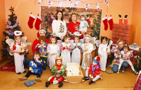 Children from Naíonra Ballina enjoying the Christmas Nativity Play with their teachers Irene Tighe, Christine Noone and Shauneen Quinn. 	Picture: John O'Grady