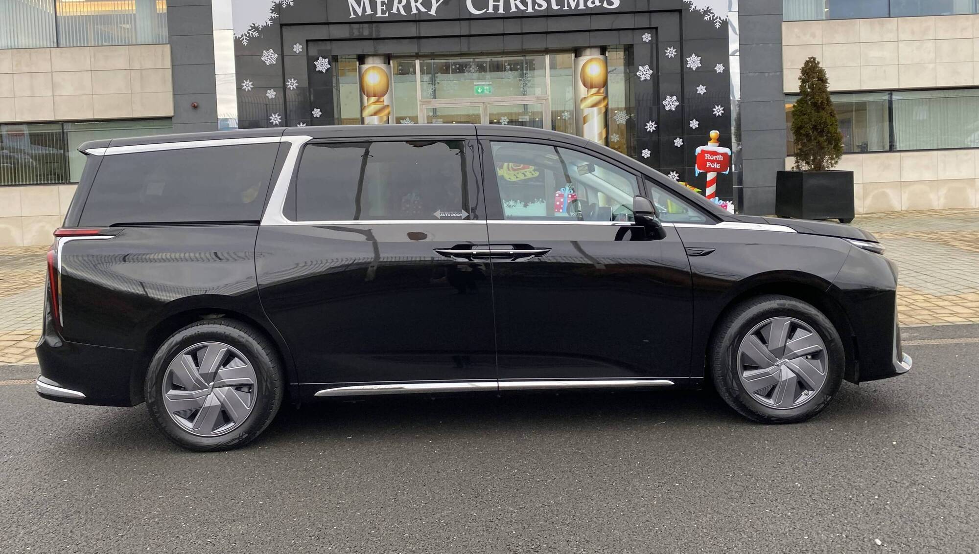 Luxury electric 7-seater is impressive - Life - Vimarsana News