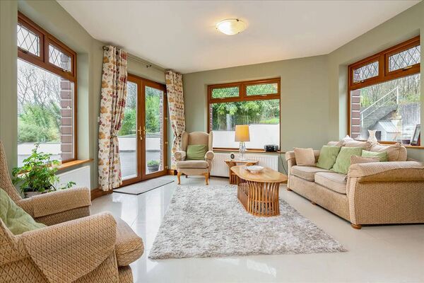 Quality finishes throughout, there are two spacious reception rooms, one on ground floor with the second on the first floor maximising light and views. Quality finishes throughout, there are two spacious reception rooms, one on ground floor with the second on the first floor maximising light and views.