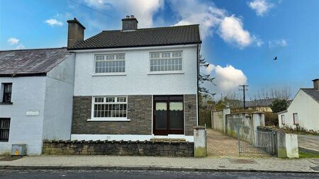 Charming four bed short stroll from bustling Mayo town centre