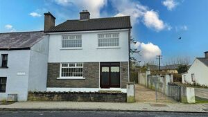 Charming four bed short stroll from bustling Mayo town centre