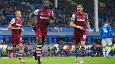 West Ham score twice in stoppage time to beat struggling Everton