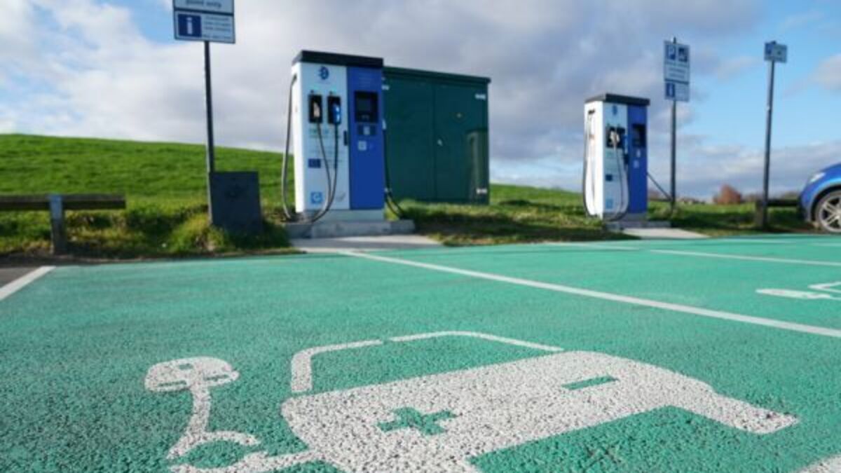 Filling stations to be required to display EV price comparison poster