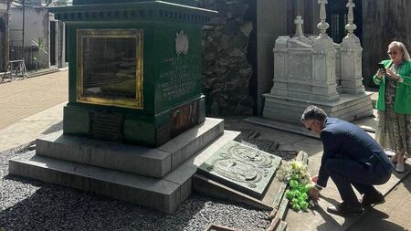 Calleary lays wreath at Admiral’s grave