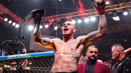 Alex Pereira blitzes Jamahal Hill at UFC 300 to retain Light Heavyweight Title
