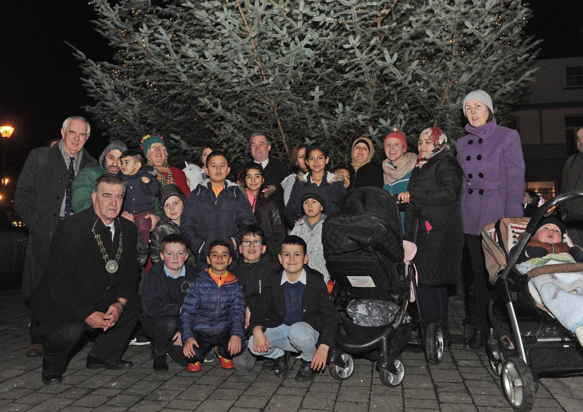 On a warm May day, a debate began about Westport's Christmas lights! - news - Vimarsana News