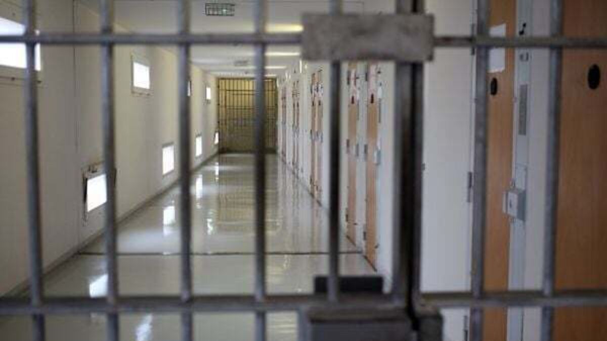 Inmate slashed prison officer with sharpened toilet brush on hospital visit, court hears