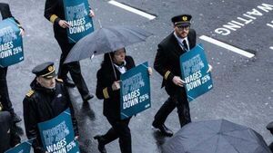 Minister urges Aer Lingus pilots to accept pay recommendation Minister urges Aer Lingus pilots to accept pay recommendation