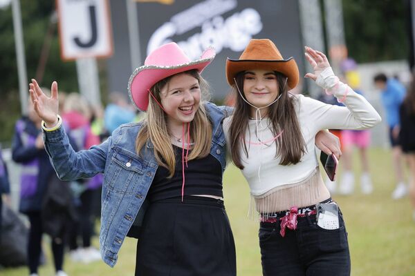 Anna Paszkiewicz and Tara McGurren, from Carrigallen, Co Leitrim enjoying the festival. Picture Conor McCabe Photography