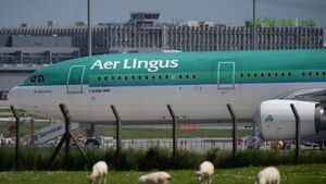 Aer Lingus returns to full service as pilots suspend work-to-rule Aer Lingus returns to full service as pilots suspend work-to-rule