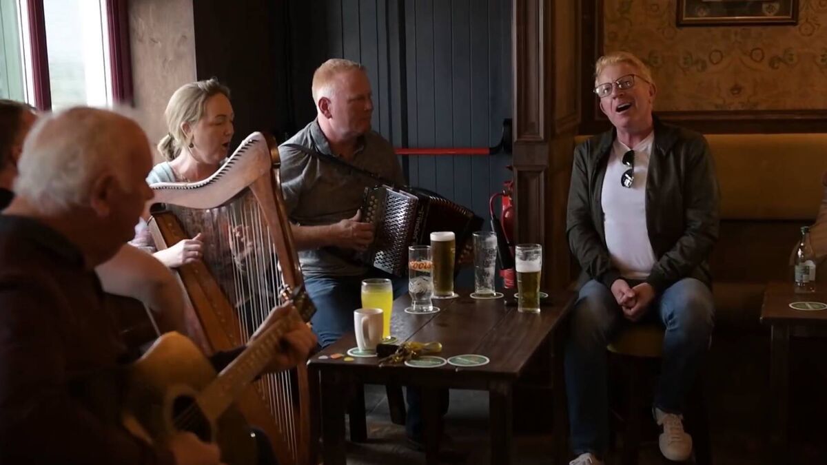 Watch: Irish singer Tommy Fleming entertains Mayo pub