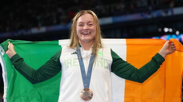 Ireland’s Mona McSharry celebrates with her bronze medal. Mandatory Credit ©INPHO/James Crombie
