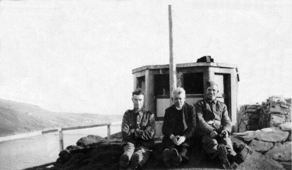Seán Ó Gearbháin (Johnny Mhicheáil), An tAthair Ford agus Tomás Ó Broin (Tommy Bhess) at Teacháin a’ Watch during World War II.