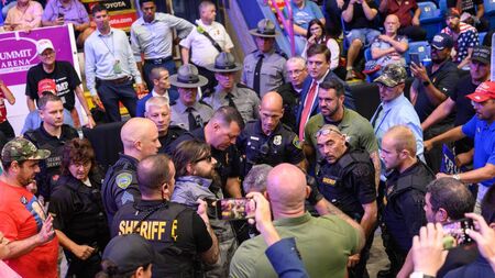 Fianna Fáil MAGA supporters and a canary-yellow shirt