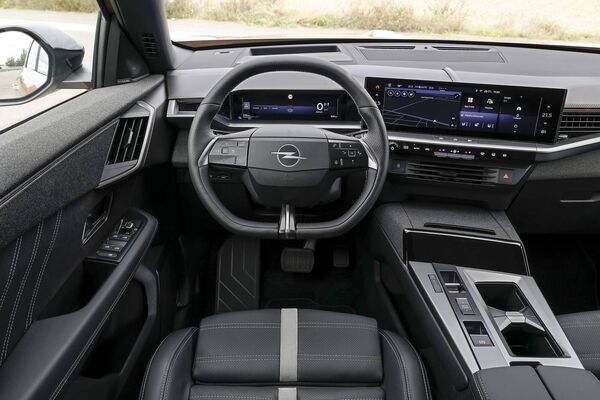 Inside the cockpit, a 10” or 16” multi-media central display, trim dependent, combined with a high centre console, generate a sporty feeling. 