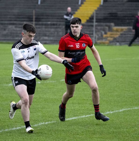 Cill Chomáin's Eoghan McGrath is closed down by Maitiú Ó Domhnaill. Picture: John Corless Cill Chomáin's Eoghan McGrath is closed down by Maitiú Ó Domhnaill. Picture: John Corless