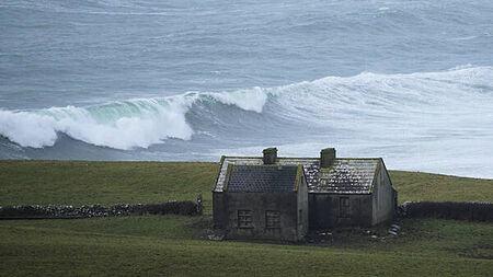 Orange wind warnings issued across 10 counties