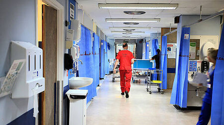 Hospital overcrowding: 577 patients waiting for beds