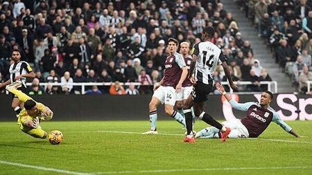 Alexander Isak strikes again as Newcastle ease past 10-man Aston Villa