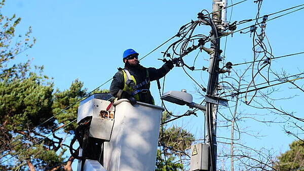 Storm Éowyn: ‘Everything being done’ to restore power to homes, say Ministers