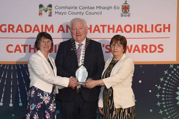 Pictured at the Cathaoirleach’s Awards 2024 being presented with the award for Diaspora Awards – Mayo Diaspora Outstanding Achievement on behalf of the winner Ruth Cawley by Cathaoirleach Cllr John O’Hara were Anne McIntyre and Martina Cawley.