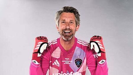 Edwin van der Sar hopes lightning can strike twice for Manchester United