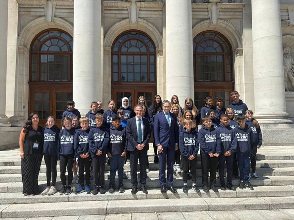 Sixth-Class pupils from Claremorris National School visited Leinster House on the invitation of Mayo Minister of State Alan Dillon. The 30 pupils plus their teachers, Ms McGrath, Mrs Hutton and Ms Dillon, enjoyed a tour of Dáil Éireann and had the opportunity to witness firsthand the workings of the Irish parliament. They are pictured with Minister Alan Dillon and Tánaiste Simon Harris. 