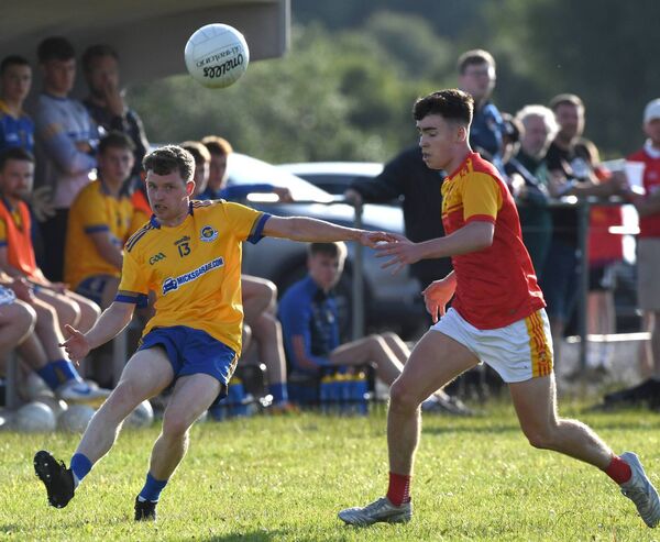 Knockmore’s Liam Durcan fires the ball forward despite the close attention of Castlebar Mitchels defender Brian McDonnell during the Mayo SFL Division 1A clash at St Joseph’s Park, Knockmore last Saturday evening.	Picture: David Farrell Photography 