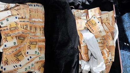 Three men arrested after gardaí find almost €350,000 cash in suitcase