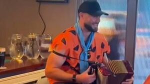 WATCH: Irish rugby player entertains Mayo pub WATCH: Irish rugby player entertains Mayo pub