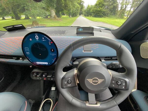 The typical BMW-style thick steering wheel feels comfortable in your hands. The typical BMW-style thick steering wheel feels comfortable in your hands.