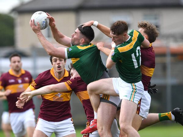 Ardnaree midfielder Ronan O’Malley fetches the ball superbly during the Egan Jewellers Mayo IFC Round 2 at Sean Duffy Park, Ardnaree, last Saturday evening. Ardnaree midfielder Ronan O’Malley fetches the ball superbly during the Egan Jewellers Mayo IFC Round 2 at Sean Duffy Park, Ardnaree, last Saturday evening.