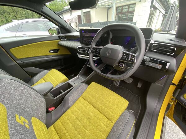 The dash layout is really good, with a large curved screen with a 10.1-inch central infotainment screen. The dash layout is really good, with a large curved screen with a 10.1-inch central infotainment screen.