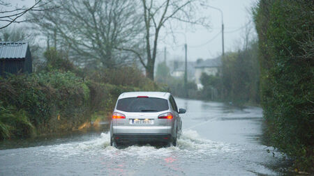 Some useful tips for driving in the autumn rain