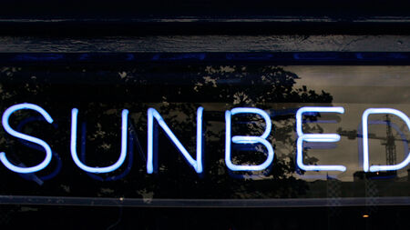 Call to prosecute beauty salon owners for letting young people use sunbeds