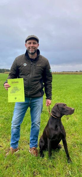 Damien Waldron and his dog Xabia vom Esteresch, a 17-month-old German Shorthaired Pointer bitch after they took first prize at the Solms test held by DK Klub Althümmling in Germany. Damien Waldron and his dog Xabia vom Esteresch, a 17-month-old German Shorthaired Pointer bitch after they took first prize at the Solms test held by DK Klub Althümmling in Germany.
