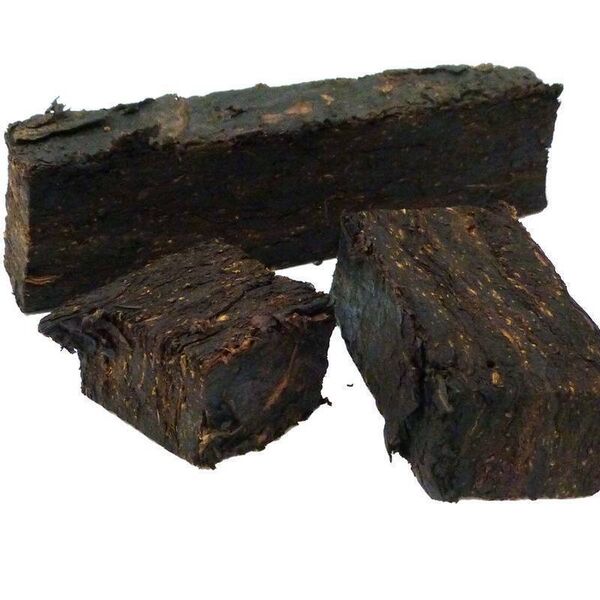 Plug tobacco was cut with a penknife and teased in the palm. Favourite brands were Walnut Plug, Condor and Bendigo, while 'Mick McQuaid' was a popular ready-rubbed variety.