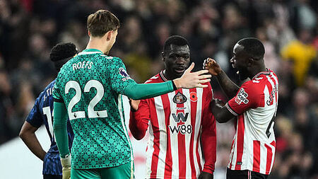 Sunday’s briefing: Sunderland end Arsenal run and Wolves close on new boss