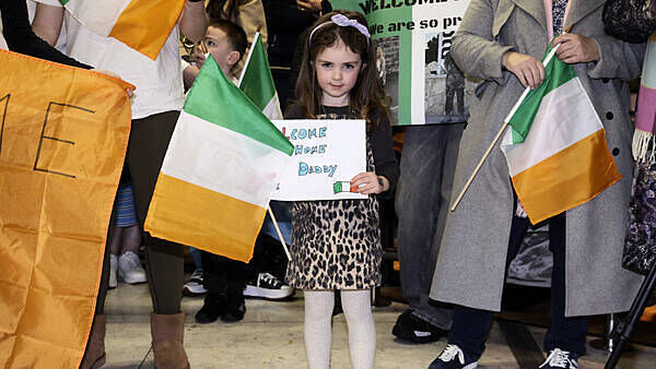 Tears of joy and singing greet Irish peacekeepers returning from Lebanon