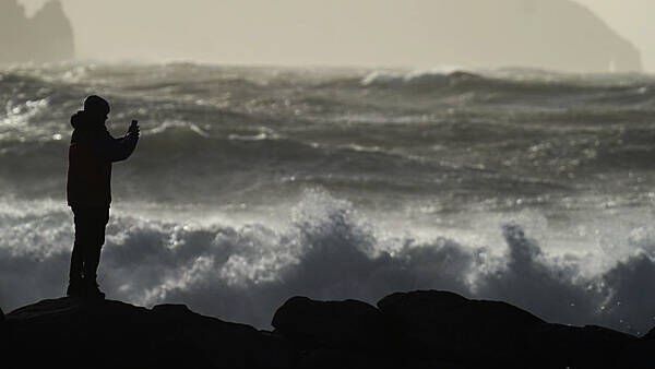 Yellow wind warning issued for two counties