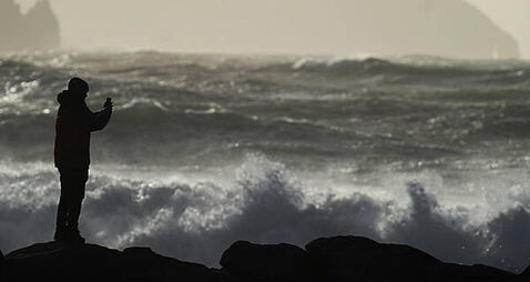 Yellow wind warning issued for two counties