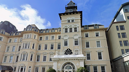 Burglar posing as hotel guest stole alcohol and charged breakfast to a room