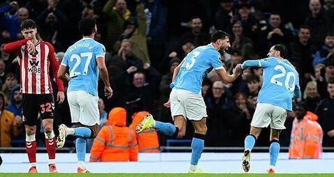 Man City close gap on leaders Arsenal with one-sided win over Sunderland