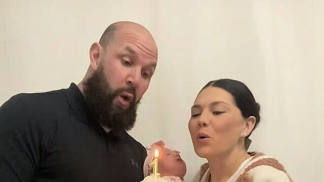 US couple have box of clay from Tipperary shipped 4,000 miles so daughter can take first steps on Irish soil