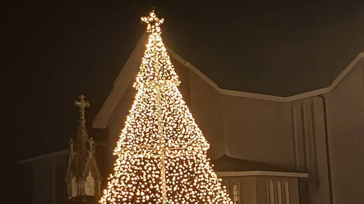 Local Notes: Beautiful Christmas tree at St Mary's Church, Carnacon.
