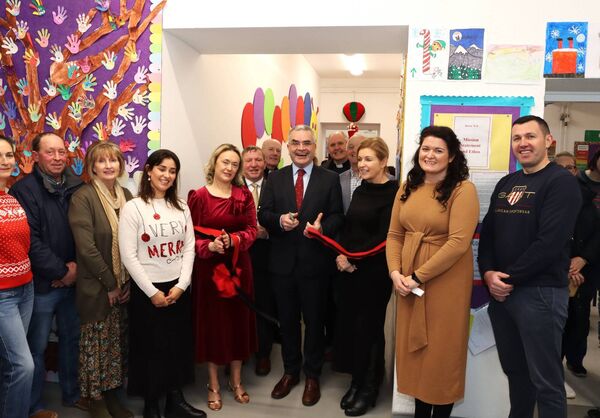 Minister for Rural and Community Development and the Gaeltacht, Dara Calleary cuts the tape on the new classroom extension and building renovations at Inver National School. Also included are Rose Conway Walsh TD, local councillors, school principal Diane Cosgrove, chairperson of the Board of Management Jacinta Regan, staff and other guests. 