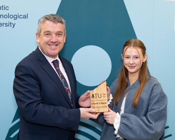 Physiotherapy student Orlaith O Boyle from Crossmolina receives her ATU Entrance Scholarship from Dr Billy Bennett, ATU Registrar and Chief Academic Officer. Orlaith is a past pupil of Coláiste Iosa agus Muire and achieved over 550 points in her Leaving Cert last year.