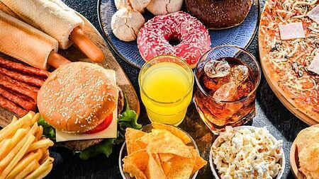 Teenagers being bombarded with unhealthy food ads online, study finds