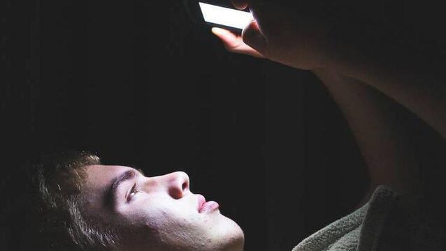 <p>The number of teenagers experiencing sleep deficit is soaring due to smartphone usage. </p>